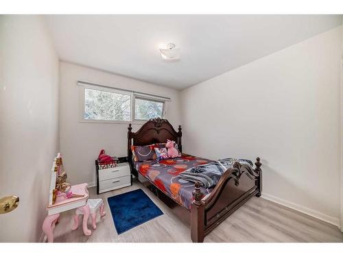 3811 Brantford Drive Nw, Calgary, AB - Indoor Photo Showing Bedroom