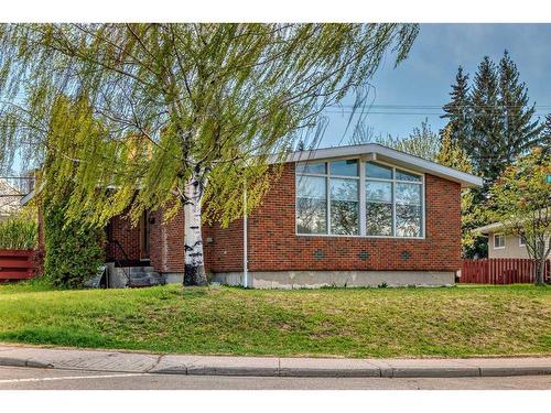 3811 Brantford Drive Nw, Calgary, AB - Outdoor