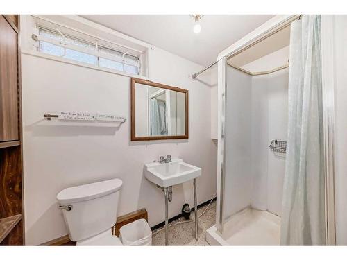 3811 Brantford Drive Nw, Calgary, AB - Indoor Photo Showing Bathroom