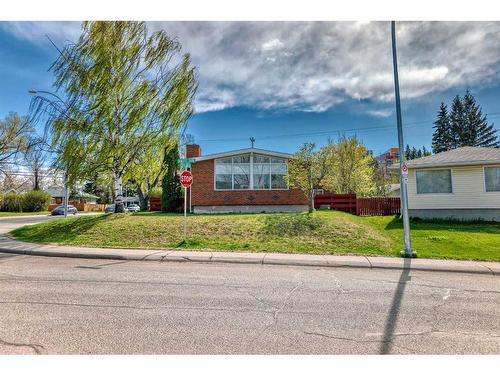 3811 Brantford Drive Nw, Calgary, AB - Outdoor