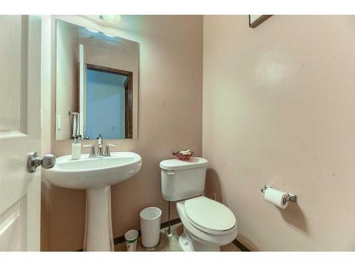 751 New Brighton Drive Se, Calgary, AB - Indoor Photo Showing Bathroom