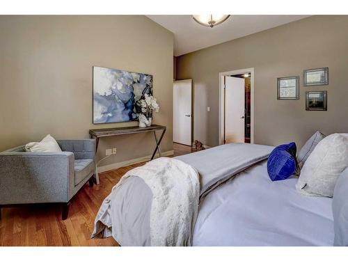 4535 26 Avenue Sw, Calgary, AB - Indoor Photo Showing Bedroom