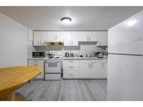 6405 Centre Street Nw, Calgary, AB - Indoor Photo Showing Kitchen