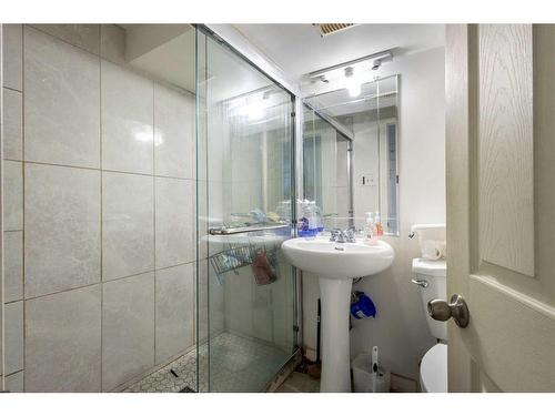 6405 Centre Street Nw, Calgary, AB - Indoor Photo Showing Bathroom