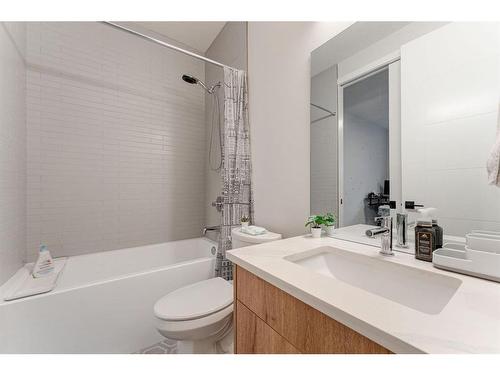 632 #2-56 Ave Avenue Sw, Calgary, AB - Indoor Photo Showing Bathroom