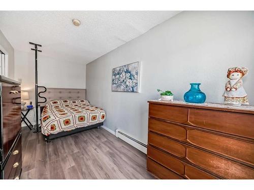 203-2130 17 Street Sw, Calgary, AB - Indoor Photo Showing Bedroom