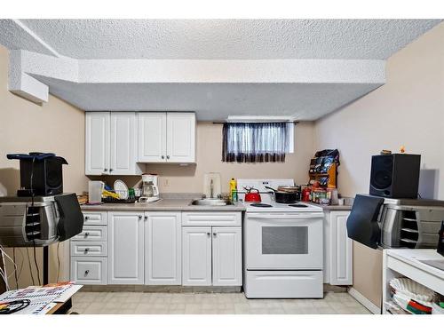 500 Northmount Drive Nw, Calgary, AB - Indoor Photo Showing Kitchen