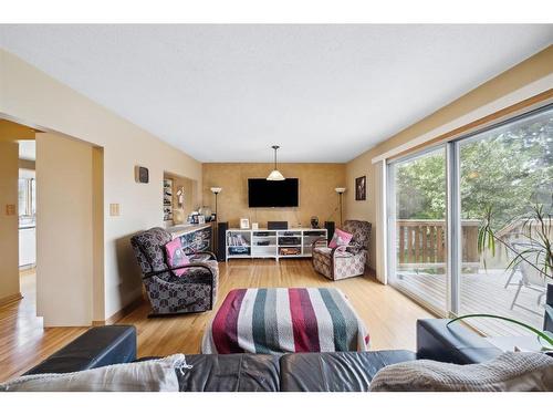 500 Northmount Drive Nw, Calgary, AB - Indoor Photo Showing Living Room