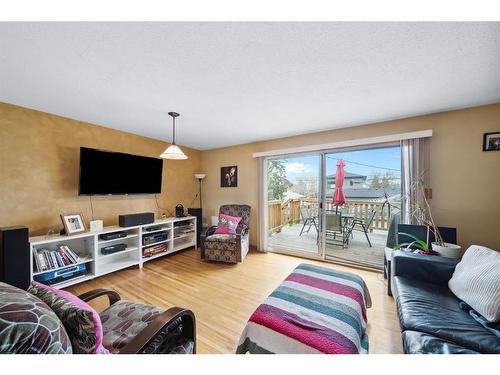 500 Northmount Drive Nw, Calgary, AB - Indoor Photo Showing Living Room