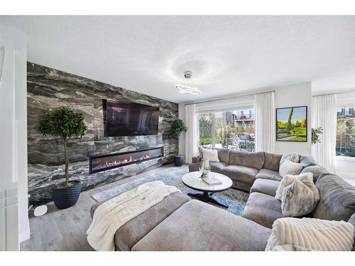 318 Crestmont Drive Sw, Calgary, AB - Indoor Photo Showing Living Room