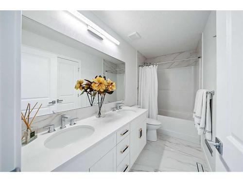 318 Crestmont Drive Sw, Calgary, AB - Indoor Photo Showing Bathroom
