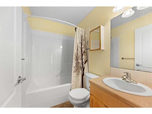 2212 12 Avenue, Didsbury, AB - Indoor Photo Showing Bathroom