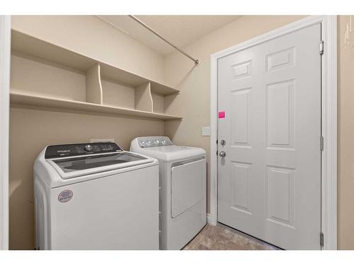 2212 12 Avenue, Didsbury, AB - Indoor Photo Showing Laundry Room