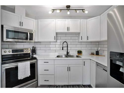 629 5 Avenue Sw, Sundre, AB - Indoor Photo Showing Kitchen With Double Sink