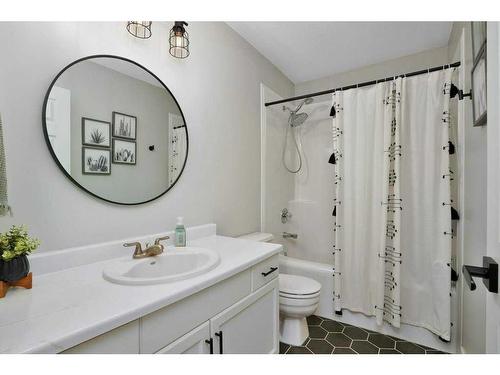 629 5 Avenue Sw, Sundre, AB - Indoor Photo Showing Bathroom