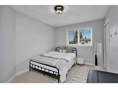 629 5 Avenue Sw, Sundre, AB - Indoor Photo Showing Bedroom