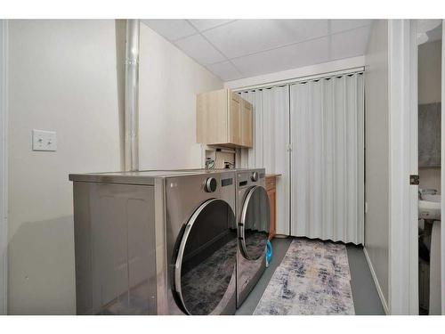 629 5 Avenue Sw, Sundre, AB - Indoor Photo Showing Laundry Room