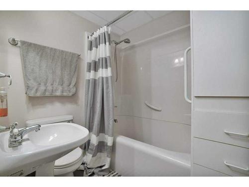 629 5 Avenue Sw, Sundre, AB - Indoor Photo Showing Bathroom