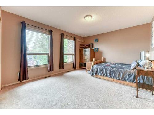 840 Suncastle Road Se, Calgary, AB - Indoor Photo Showing Bedroom
