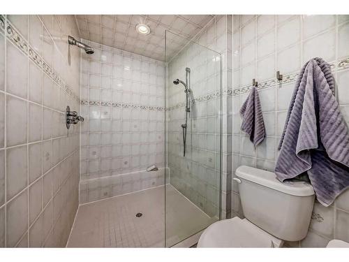 12 Stratton Hill Rise Sw, Calgary, AB - Indoor Photo Showing Bathroom