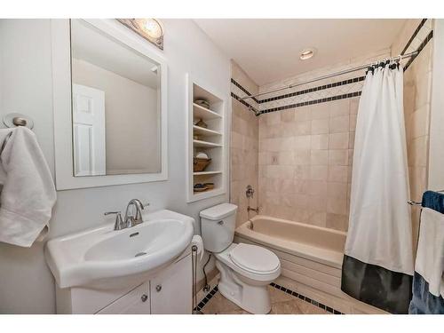 12 Stratton Hill Rise Sw, Calgary, AB - Indoor Photo Showing Bathroom