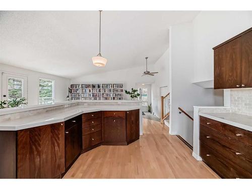 12 Stratton Hill Rise Sw, Calgary, AB - Indoor Photo Showing Kitchen