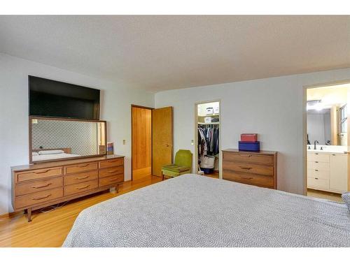 5104 Carney Road Nw, Calgary, AB - Indoor Photo Showing Bedroom