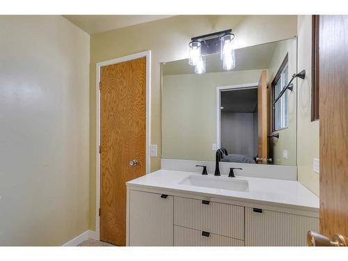 5104 Carney Road Nw, Calgary, AB - Indoor Photo Showing Bathroom