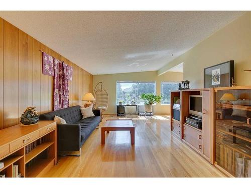 5104 Carney Road Nw, Calgary, AB - Indoor Photo Showing Living Room