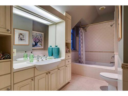 921 Riverdale Avenue Sw, Calgary, AB - Indoor Photo Showing Bathroom