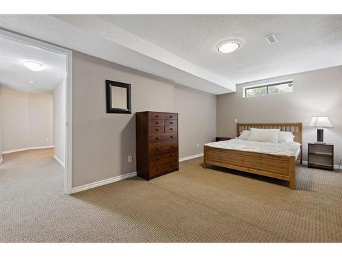 2139 Sirocco Drive Sw, Calgary, AB - Indoor Photo Showing Bedroom