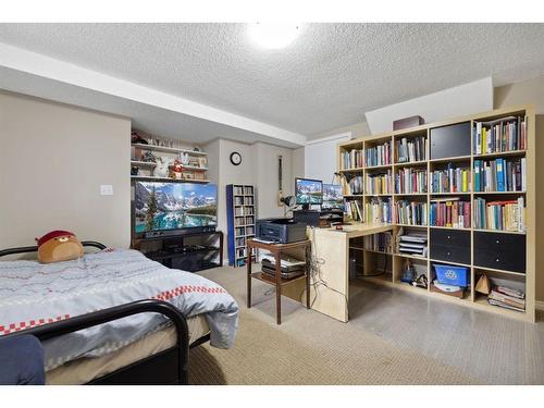 2139 Sirocco Drive Sw, Calgary, AB - Indoor Photo Showing Bedroom