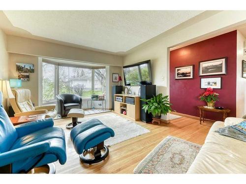120 43 Avenue Ne, Calgary, AB - Indoor Photo Showing Living Room