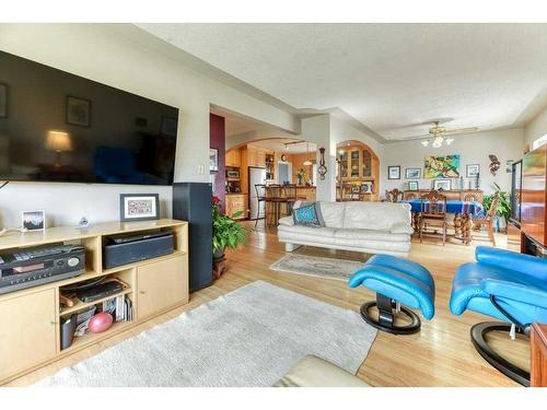 120 43 Avenue Ne, Calgary, AB - Indoor Photo Showing Living Room