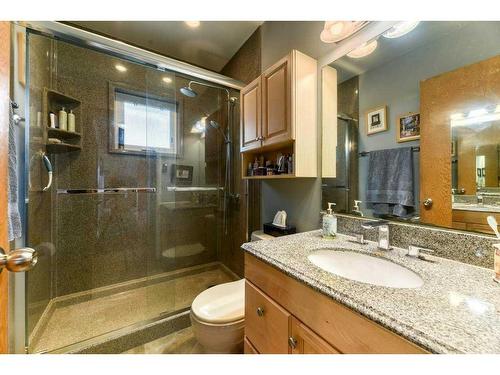 120 43 Avenue Ne, Calgary, AB - Indoor Photo Showing Bathroom
