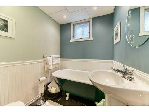 120 43 Avenue Ne, Calgary, AB - Indoor Photo Showing Bathroom