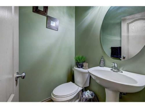 63 Evansmeade Common Nw, Calgary, AB - Indoor Photo Showing Bathroom