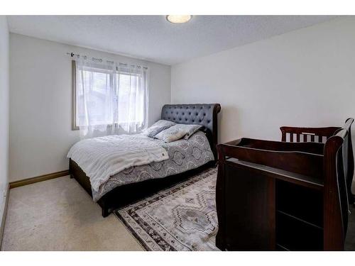 63 Evansmeade Common Nw, Calgary, AB - Indoor Photo Showing Bedroom