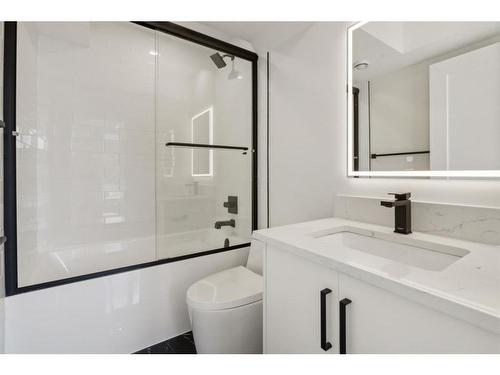 1-742 Memorial Drive Nw, Calgary, AB - Indoor Photo Showing Bathroom