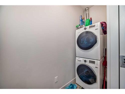 103-1107 Gladstone Road Nw, Calgary, AB - Indoor Photo Showing Laundry Room