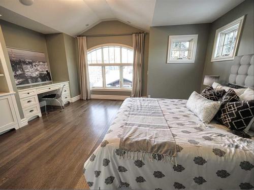 418 10 Avenue Nw, Calgary, AB - Indoor Photo Showing Bedroom