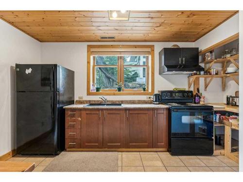 204 Grizzly Street, Banff, AB - Indoor Photo Showing Kitchen