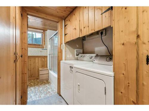 204 Grizzly Street, Banff, AB - Indoor Photo Showing Laundry Room
