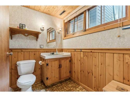 204 Grizzly Street, Banff, AB - Indoor Photo Showing Bathroom