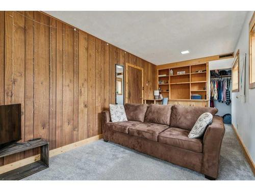 204 Grizzly Street, Banff, AB - Indoor Photo Showing Living Room