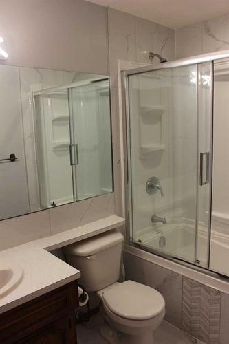 84 Beaconsfield Rise Nw, Calgary, AB - Indoor Photo Showing Bathroom