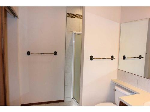 84 Beaconsfield Rise Nw, Calgary, AB - Indoor Photo Showing Bathroom