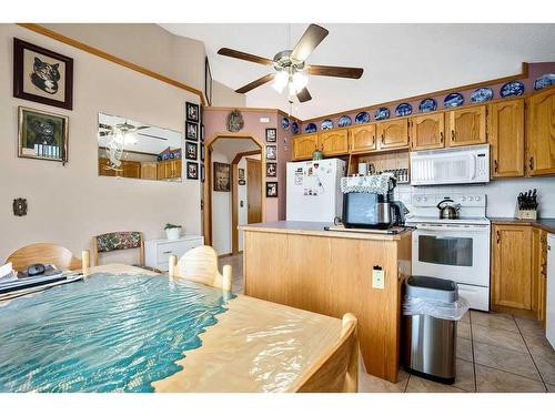 246 Coral Keys Villas Ne, Calgary, AB - Indoor Photo Showing Kitchen