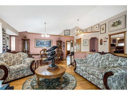 246 Coral Keys Villas Ne, Calgary, AB - Indoor Photo Showing Living Room