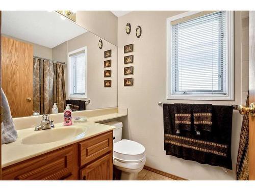 246 Coral Keys Villas Ne, Calgary, AB - Indoor Photo Showing Bathroom